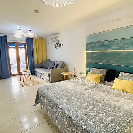 Appartamento Seaview Port Royal, Cristianos, Heated Pool, Wifi *